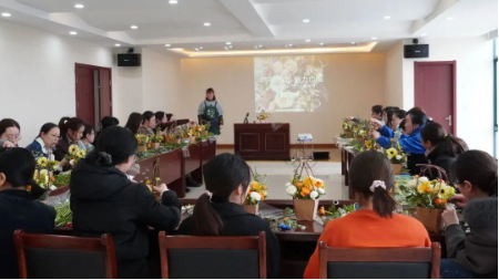 <a href=http://zfojg.cn target=_blank class=infotextkey><a href=http://zfojg.cn target=_blank class=infotextkey>雙良</a>環(huán)境</a>開展“三八女神節(jié)” DIY插花活動(dòng)